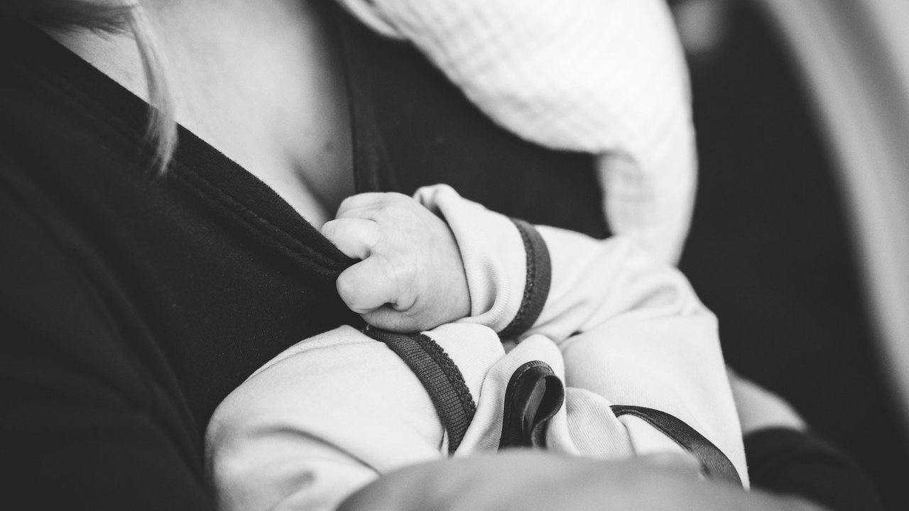 les bébés savent téter très discrètement