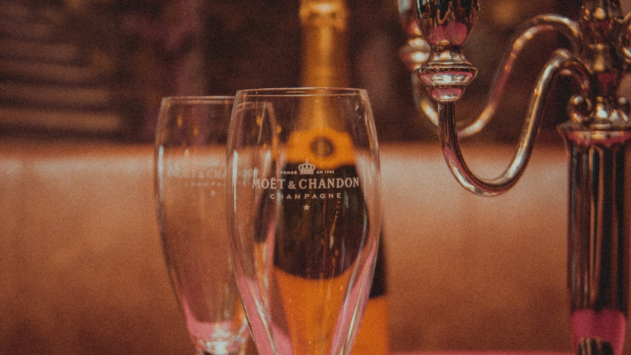 Vous pouvez consommer une verre de vin tout en poursuivant l'allaitement