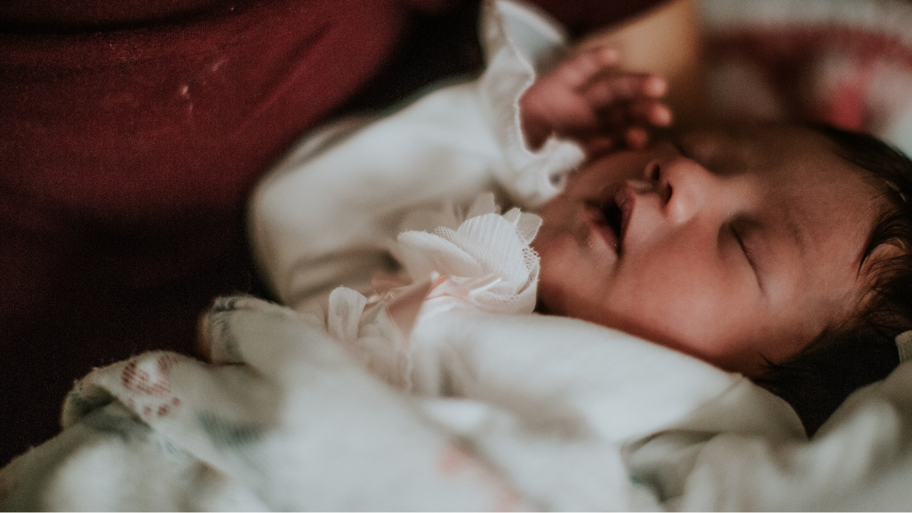 le sommeil du bébé allaité en question